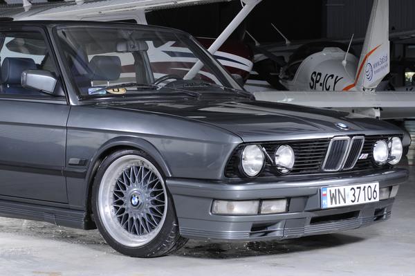 Grey BMW E28 on Grey BBS RC